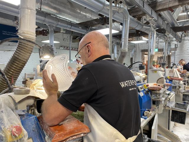 Master Cutting in factory cutting crystal football helmet